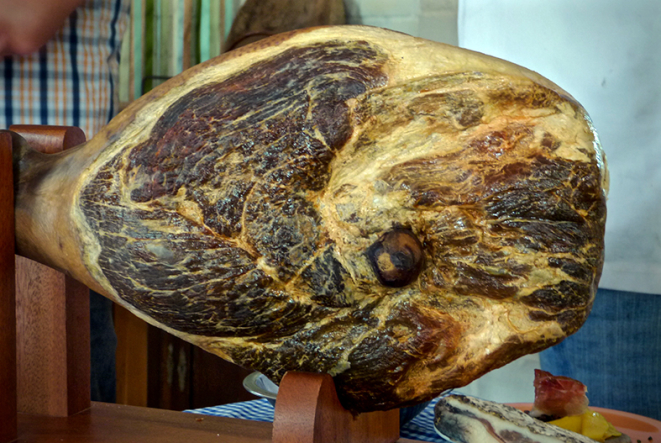 Presunto cru, curado 18 meses, é outro destaque entre os antepastos. Foto: Divulgação.