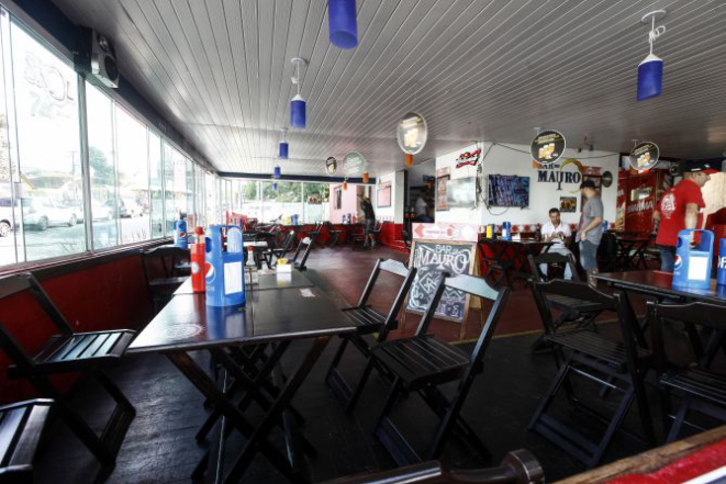 Bar do Mauro, no Boa Vista, em Curitiba, é um dos estabelecimentos que recebem o chef Kostas. Foto: André Rodrigues/Gazeta do Povo.