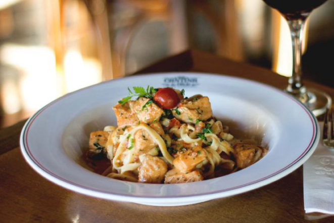 Tagliatelle com salmão e creme de leite, clássico da casa. Foto: