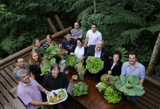O prefeito Rafael Greca e a primeira-dama Margarita com os chefs participantes das comemorações do aniversário de Curitiba. Foto: Divulgação