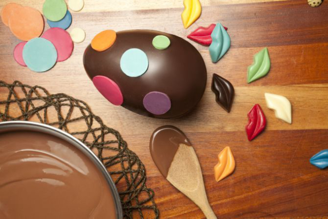 Os ovos são decorados com estampas de poá e lábios maquiados. Foto: Felipe Gabriel/Divulgação