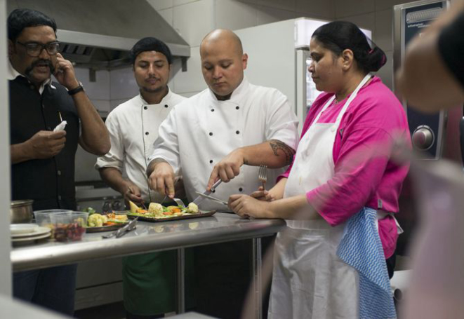 Equipe do Samosa & Company prova um dos pratos que Jacquin propõe para o novo cardápio do restaurante indianos. Foto: Carlos Reinis/Divulgação