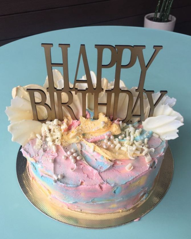 O topo de bolo pode ser personalizado na Caramelodrama. Foto: reprodução Facebook