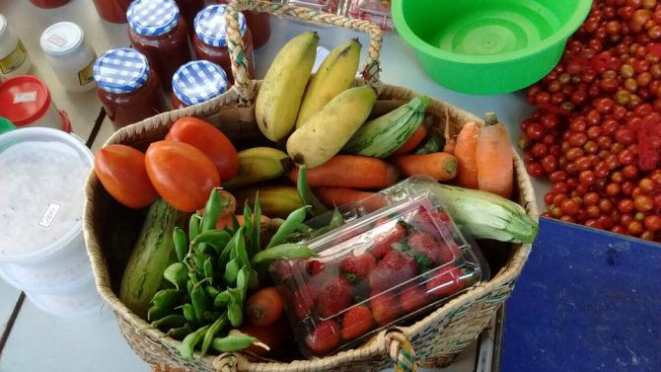 A Feira de Orgânicos já acontecia há sete anos no Campus Agrárias, mas na entrada do prédio da direção. Foto: Divulgação.