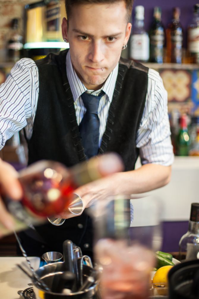 O bartender Gustavo Smolinski. Foto: Fernando Zequinão/Gazeta do Povo.