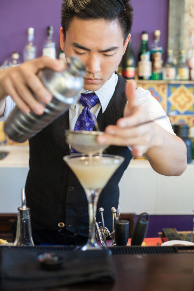 O bartender Vinicius Kodama. Foto: Fernando Zequinão/Gazeta do Povo.