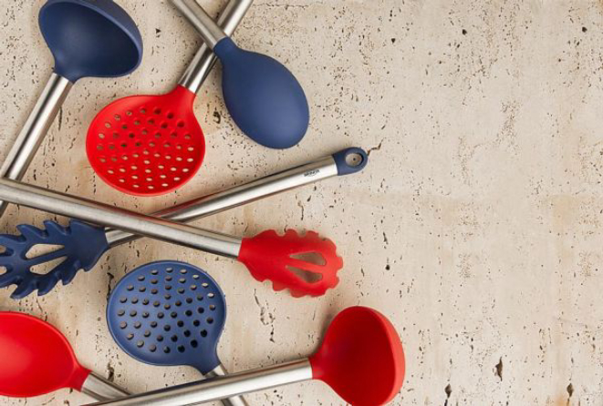 Na Promoção Junte e Troque você leva espumandeiras, conchas, pegadores de massa e colheres em silicone nas cores azul e vermelha. Foto: Letícia Akemi / Gazeta do Povo.