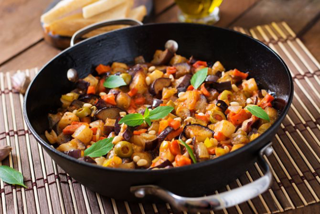 Caponata deve ser servida fria, enquanto a ratatouille pode ser servida tanto fria quanto quente. Foto: Bigstock
