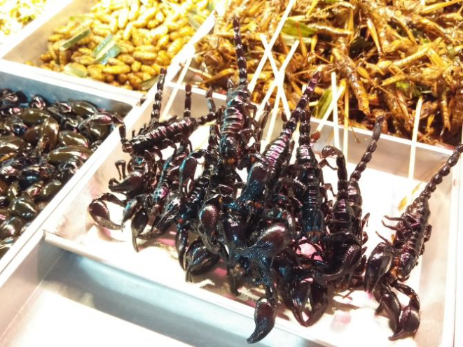 Bangkok: espetinhos de escorpião à venda em Khaosan Road. Foto; André Gonçalves/Gazeta do Povo.