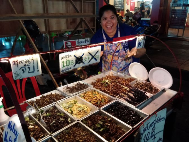 Bangkok: vendedora de espetinhos de escorpião, tarântulas e larvas em Khaosan Road.