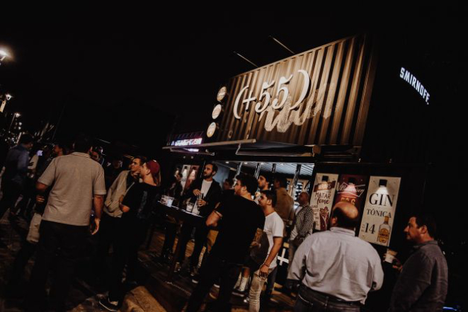 Novo contêiner do +55, que serve drinks na calçada. Foto: Jennyfer Almeida/Gazeta do Povo.