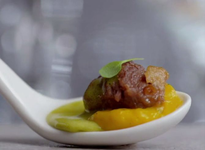 Primeiro prato preparado pela chef Fernanda Zacarias no The Taste Brasil. Imagem: Reprodução/GNT