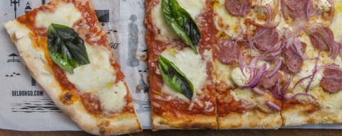 Restaurante em Curitiba serve pizza na tábua, receita italiana com formato quadrado