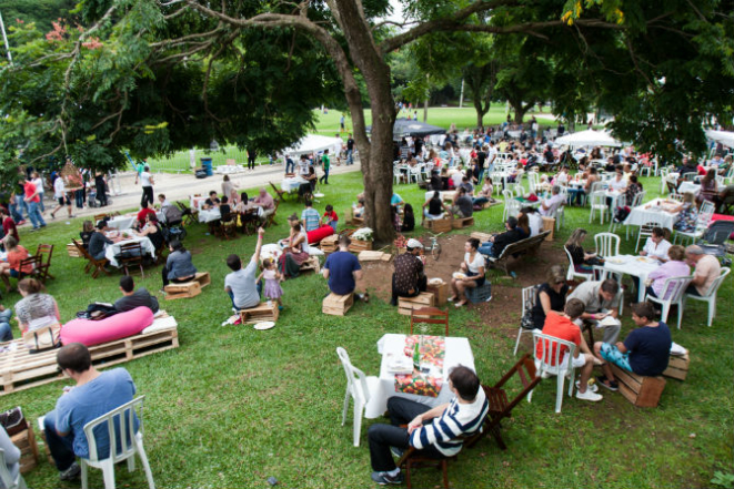 Realizado sempre na área externa do Museu Oscar Niemeyer, Gastronomix é boa opção para quem gosta de programas ao ar livre. Foto: Bruno Covello.