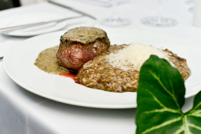 Mignon grelhado ao molho de trufas negras e risoto de porcini com trufas brancas. Foto: Jennyfer Almeida/Divulgação