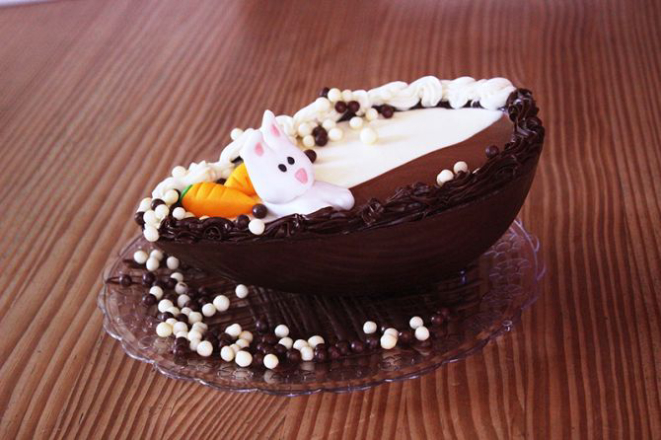 Ovo de colher recheado de mousse de chocolate preto e branco. Foto: Divulgação