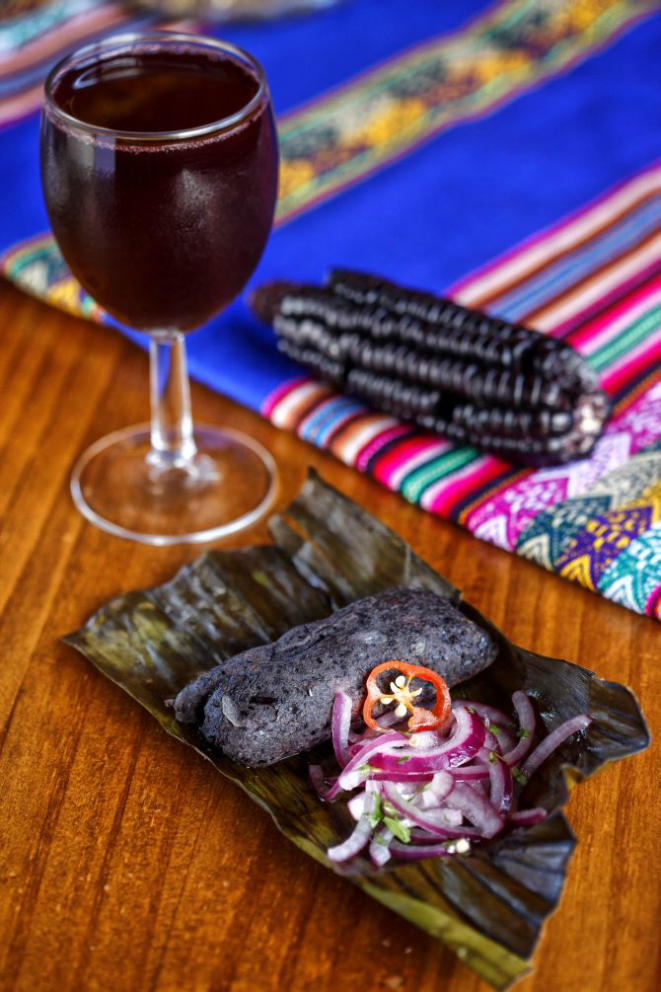 Tamal de milho roxo recheado com azeitona, carne e amendoim. Foto: André Rodrigues / Gazeta do Povo.