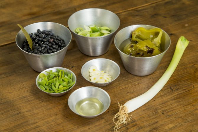 Ingredientes para preparar caldinho de feijão preto com picles de pimenta cambuci. Foto: Hugo Harada/Gazeta do Povo
