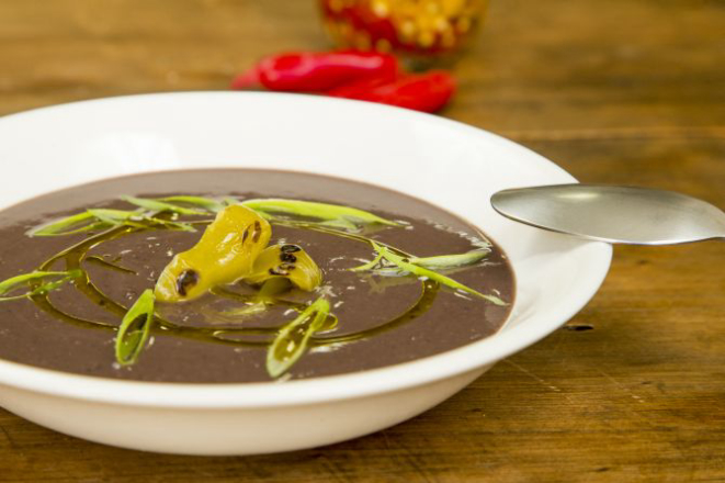 Caldinho de feijão feito pela chef Elaine Bublitz, da Flammk, é servido com picles de cambuci e cebolinha. Foto: Hugo Harada/Gazeta do Povo