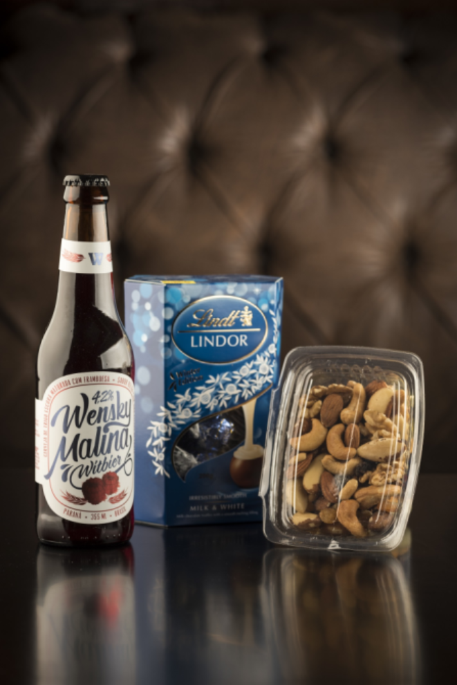 Wensky Beer Malina (355 mL), Lindor Ball Milk & White e mix de castanhas. Foto: Fernando Zequinão