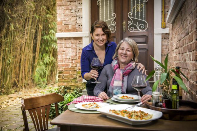 Bibiana e sua mãe, Solange Trevisan: tortei de abóbora e molho de linguiça Blumenau é uma adaptação da tradição do Vêneto. Foto: Leticia Akemi