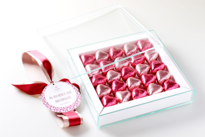A caixa de vidro com 25 corações recheados nos sabores crème brûlée e giandui custa R$ 138. Foto: Divulgação