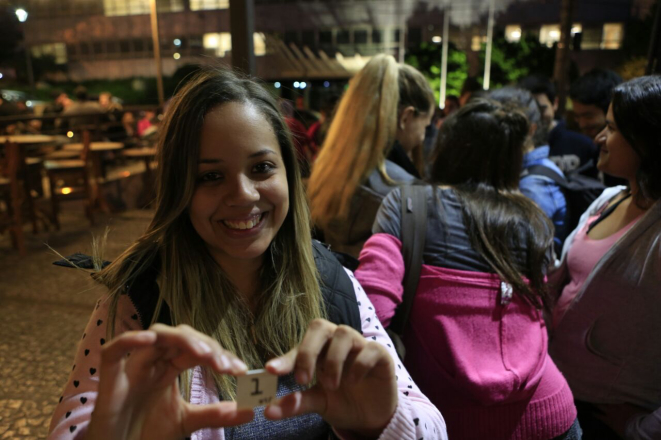 A estudante de arquitetura Camila mostra a senha número 1. Foto: Marcelo Andrade/Gazeta do Povo.