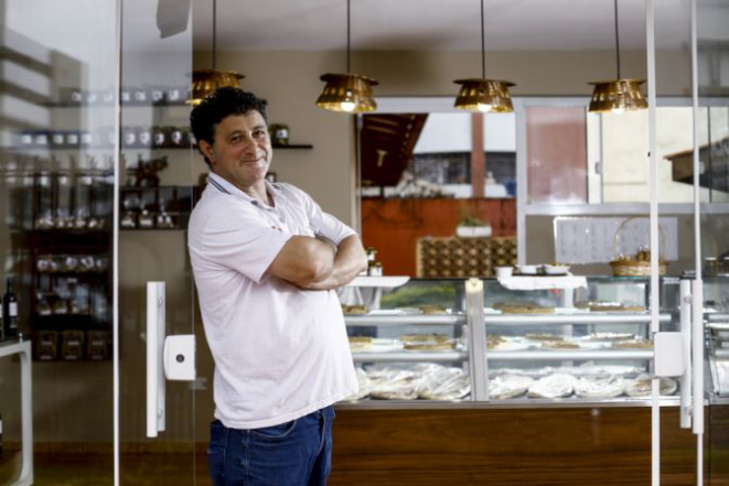 O chef italiano Enzo Ambrosetti faz toda a produção no Egea Generi Alimentari. Foto: André Rodrigues / Gazeta do Povo