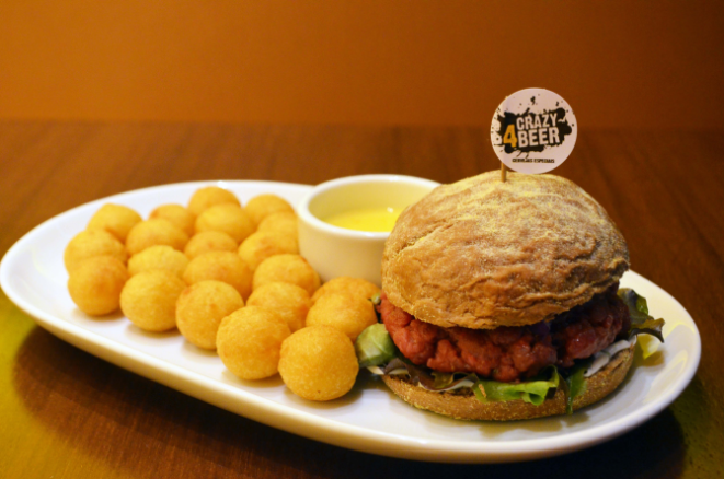 O Tartar Burger sai por R$14 na promoção do dia 28. Ele é feito com pão australiano e carne crua, e vem acompanhado de batatas noisette e molho cheddar. Foto: Divulgação