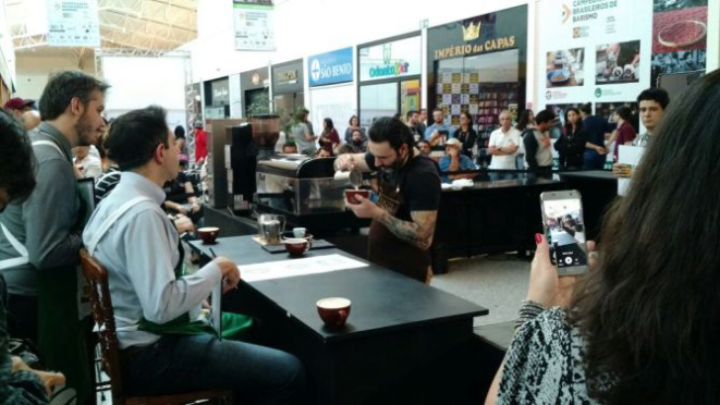 Daniel Busch conquistou o segundo lugar na categoria de Latte Art no Campeonato Brasileiro de Barismo. Foto: Divulgação