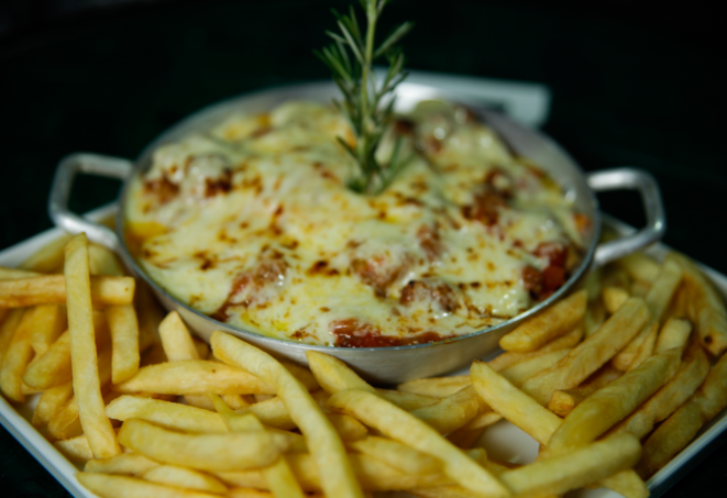 O parmegiana vem acompanhado de duas caipirinhas de limão. Foto: Divulgação