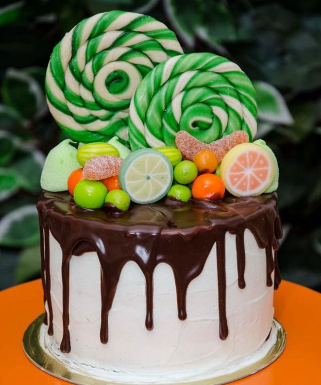 As decorações do drip cake podem ser variadas. Bolo do Atelier A Bailarina. Foto: Divulgação