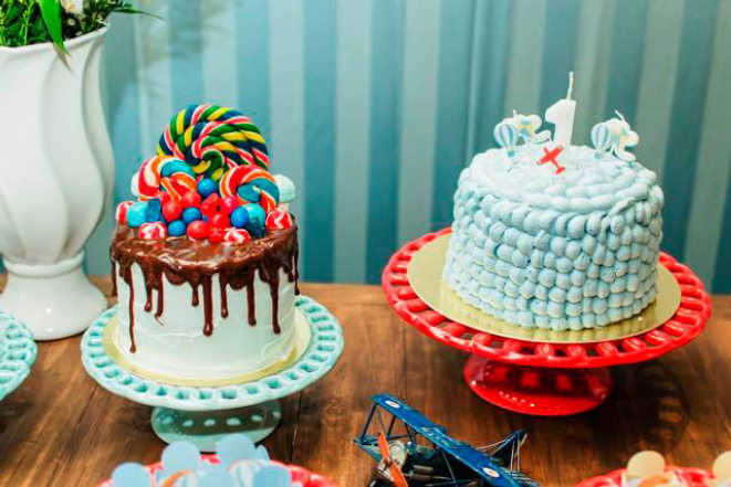 Drip cake feito pelo Atelier A Bailarina para festa infantil. Foto: Divulgação