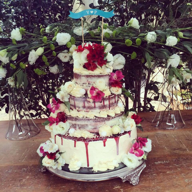 Drip cake de casamento feito pela Caramelodrama Confeitaria. Foto: Divulgação