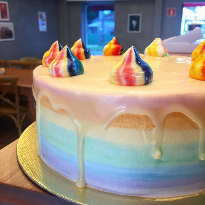 Drip cake de arco-íris da Cheia de Graça Pâtisserie. Foto: Divulgação