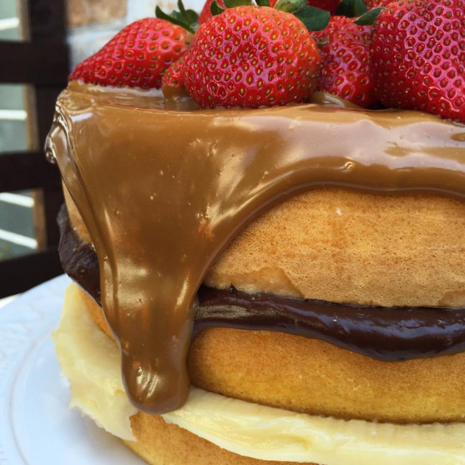 Também é possível fazer um naked cake combinado ao drip cake. Foto: Divulgação Cheia de Graça