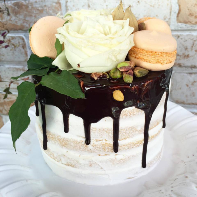 O drip cake, bolo com cobertura escorrendo pelas laterais, é a nova tendência da confeitaria. Bolo da Cheia de Graça Pâtisseria. Foto: Divulgação