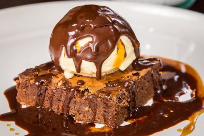 Brownie de chocolate trufado com sorvete de creme e mel de trufas. Foto: Divulgação