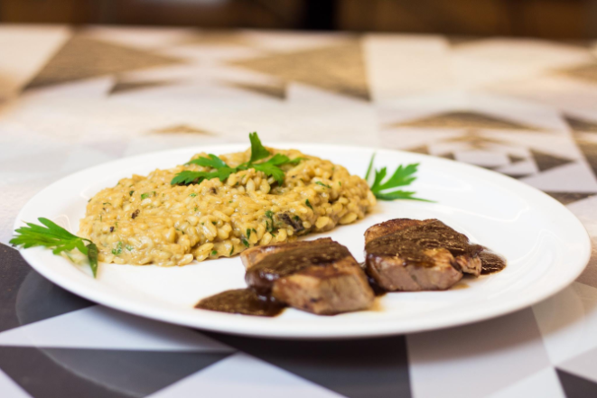 O H2CHOPP serve filé mignon ao molho roti com risoto ao funghi como prato principal. Foto: Divulgação<br>