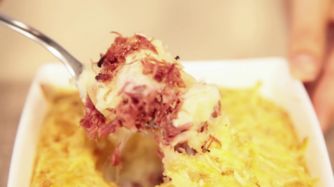 2 receitas com mandioca: escondidinho de carne e bolinho de aipim