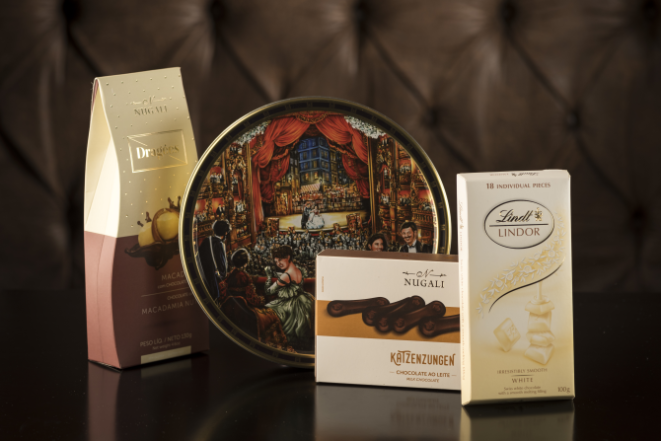 Lindor Single White (100g), Katzenzungen Chocolate ao Leite (100g), Dragée Macadâmias (130g) e Jacobsens Biscoitos Amanteigados (200g). Foto: Fernando Zequinão