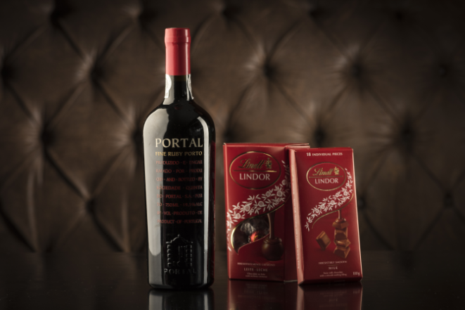 Vinho do Porto Portal Fine Ruby Port (750 mL), Lindor Single Milk (100g) e Lindor Ball Milk (200g). Foto: Fernando Zequinão