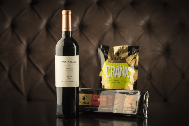Viña Amalia Gran Reserva Malbec 2012 (750ml), Kalassi Cranx Lime & Black Pepper (70g) e Kalassi Rice Cracker Sweet Chilli (100g). Foto: Fernando Zequinão