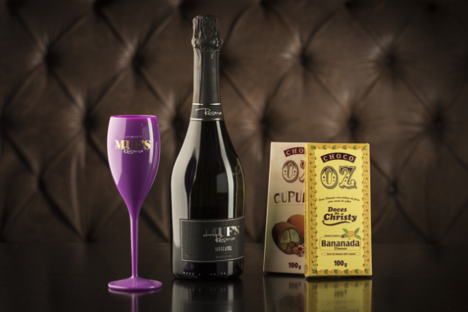 Espumante Choco Oz Doces da Christy Bananada Cremosa (100g), Choco Oz Cupuaçu (100g), Espumante Muf’s Reserve Moscatel e taça Muf’s. Foto: Fernando Zequinão