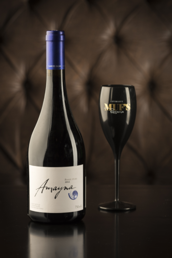 Amayna Pinot Noir 2012 (750 mL) e taça Muf’s. Foto: Fernando Zequinão
