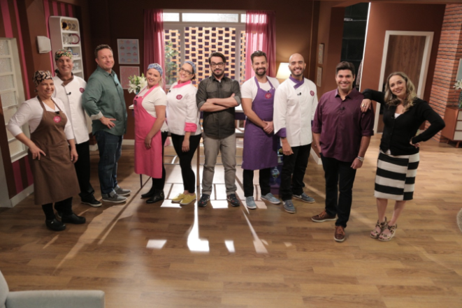 Na foto, as três duplas participantes do episódio, junto com jurados e o apresentador. Foto: Canal GNT