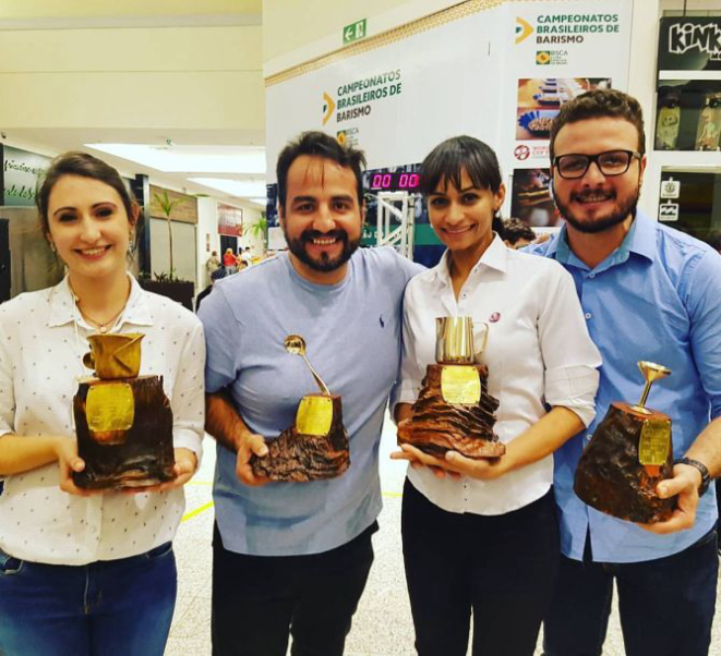 Os vencedores das quatro categorias do Campeonato Brasileiro de Barismo: Camila Franco, do Lucca Café, venceu o Brewers Cup; Edmilson Generoso, ganhou em Cup Tasters; Graciele Rodrigues, do Black Coffee, ganhou o Latte Art; e o Emerson Nascimento venceu o Coffee in Good Spirits. Foto: Divulgação