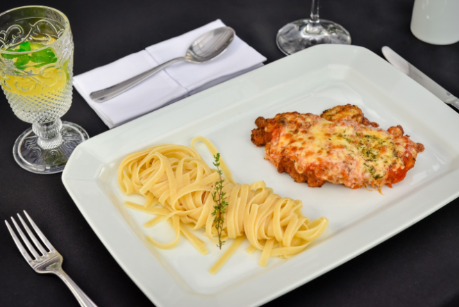 O mignon à parmeggiana é uma das opções de prato principal no almoço da Osteria. Foto: Priscila Fiedler.