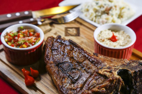 Restaurante promove jantar às cegas harmonizado só para solteiros