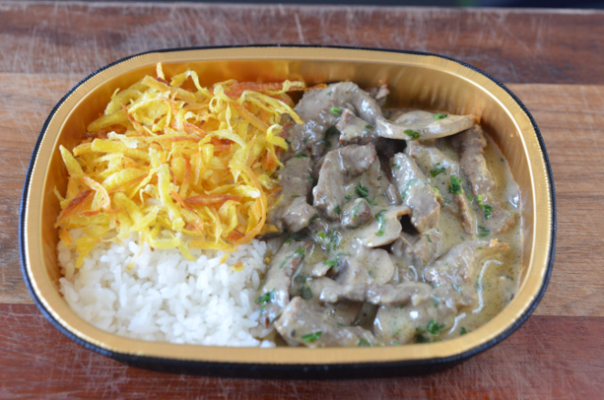 Fricassé de mignon com arroz e batata palha (R$ 16,50). Foto: Divulgação.